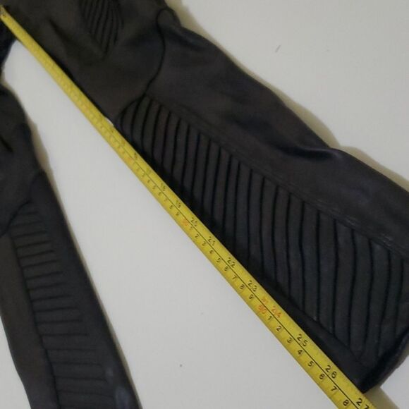 $110 M SPANX like new FAUX LEATHER VERY BLACK MOTO HOT PANTS LEGGINGS MEDIUM - Picture 8 of 8